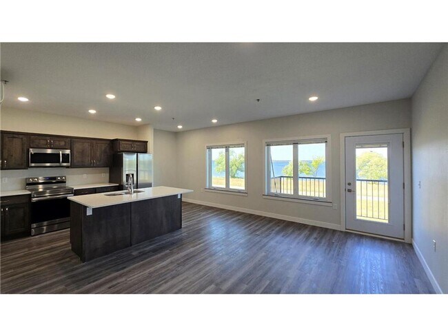Building Photo - LAKE VIEW- 3 Bedroom Condo