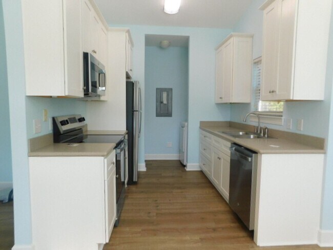 Building Photo - 2 Bedroom Located in Summerfield Community