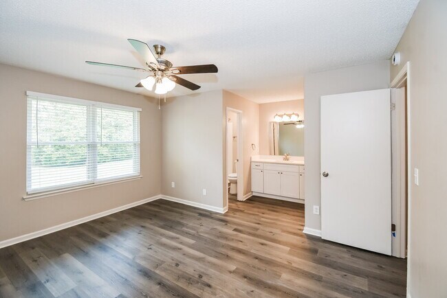 Building Photo - 3303 Hampstead Dr
