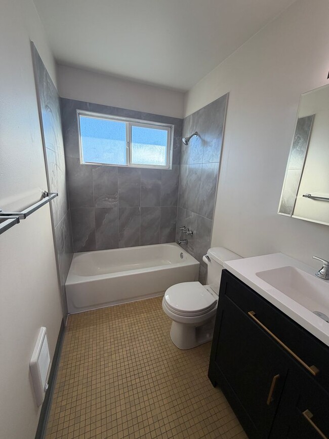 Building Photo - 3 Bedroom Home, Fully Updated