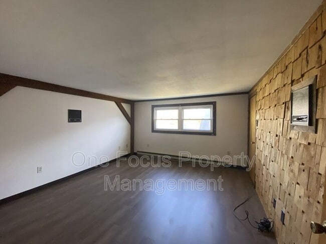 Building Photo - 935 E 2nd St