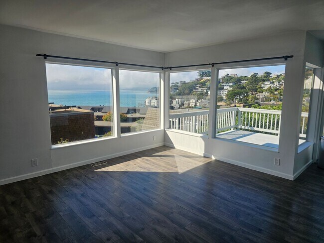 Building Photo - Paradise Drive View Home