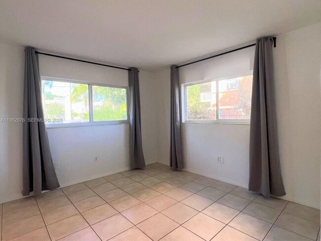 Building Photo - 2430 NE 135th St