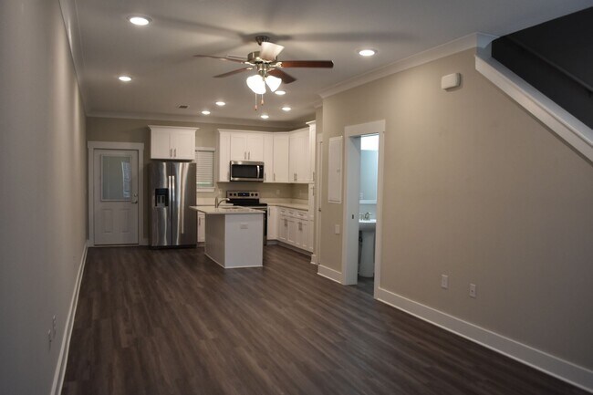 Building Photo - Available June 1 Three Bedroom Townhouse a...