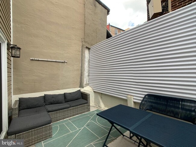 Building Photo - 513 S Regester St