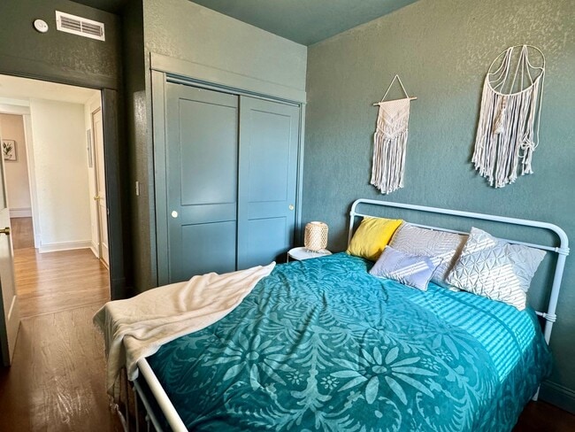 Building Photo - 4172 Russell Blvd