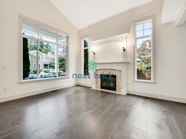 Building Photo - 4 bedroom, 2.5 Bathroom, 3 car garage Craftsman style home in Bellevue, WA
