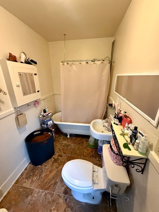 Building Photo - 612 S 4th St W