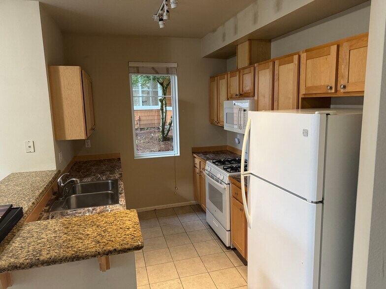 Full Kitchen - 501 225th Ln NE