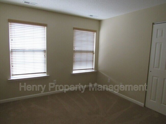 Building Photo - 125 Kellerhis Dr