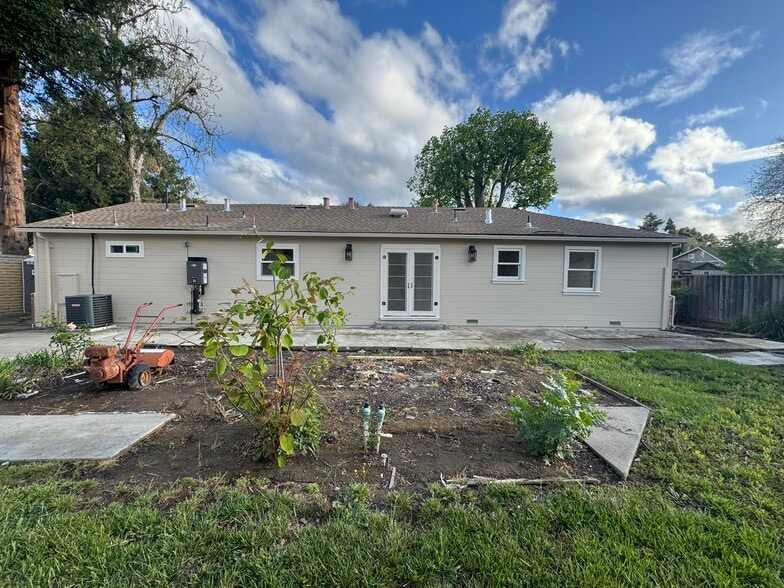 Back - 3185 Oriole Dr