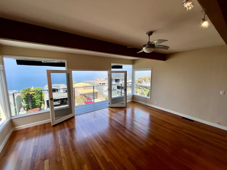 Open living space - 1122 La Mirada St