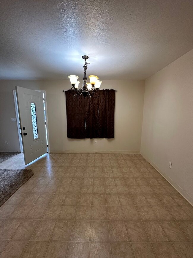 Building Photo - Cute well maintained home, convenient Anderson location