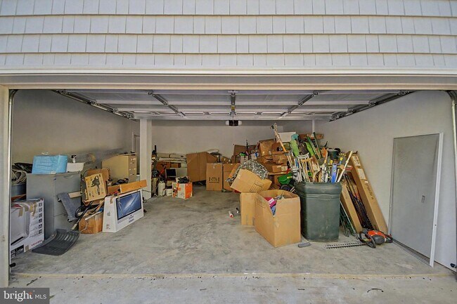 Building Photo - 10205 Sorrel Ave