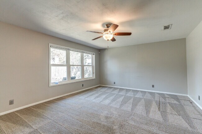 Building Photo - Renovated Three-Bedroom home in Central Lu...