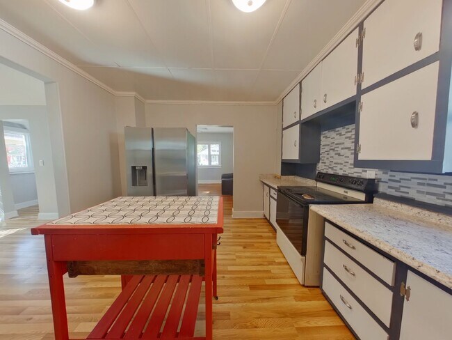 Building Photo - 3 Bedroom Home