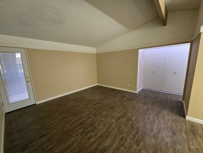 Building Photo - Country Club Terrace Condo