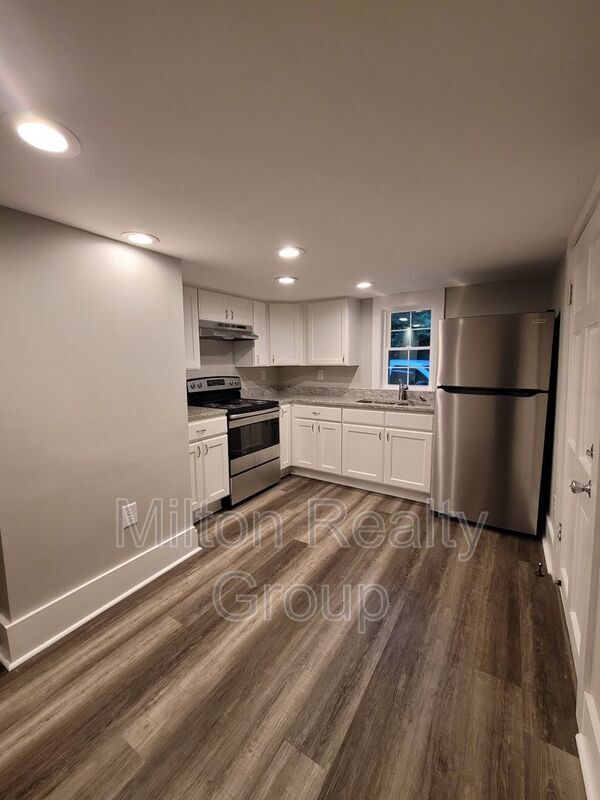 Building Photo - 210 S Elm Ave