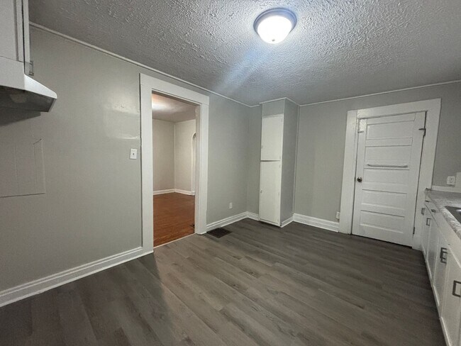 Building Photo - Charming & Updated Two-Story 2 Bedroom / 1...