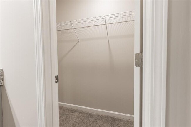 Building Photo - 9220 Golfview Cir