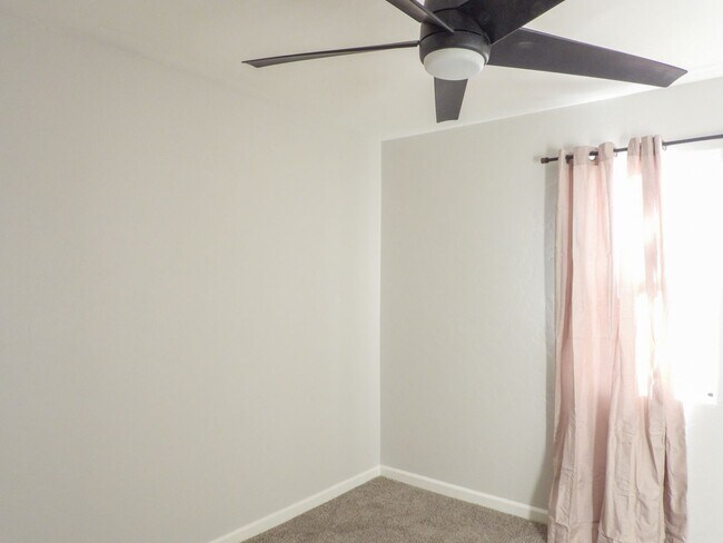 Building Photo - Close to Downtown 3 Bed 2 Bath with Fenced Backyard