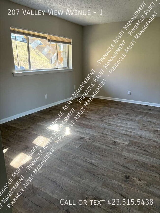Building Photo - 207 Valley View Ave