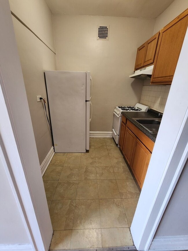 Building Photo - 2209 S 61st Ct