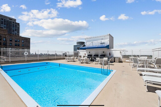 Building Photo - 2100 N Lincoln Park W