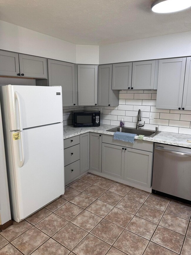 Building Photo - 388 Gamewood Dr