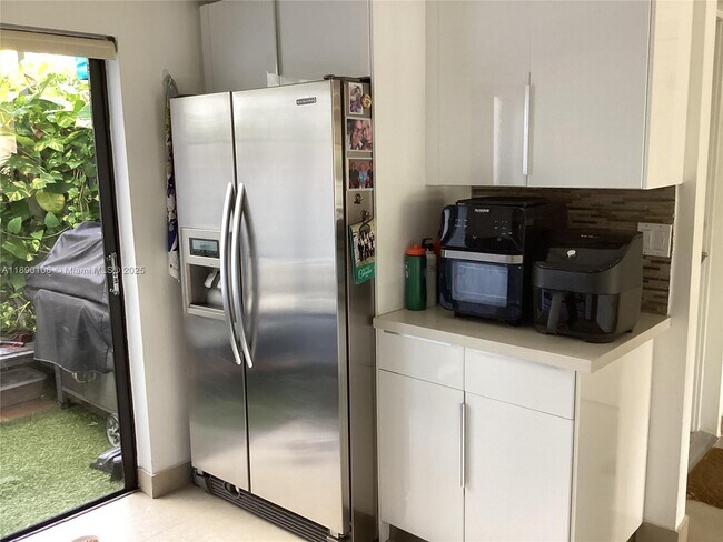 Building Photo - 460 Poinciana Island Dr