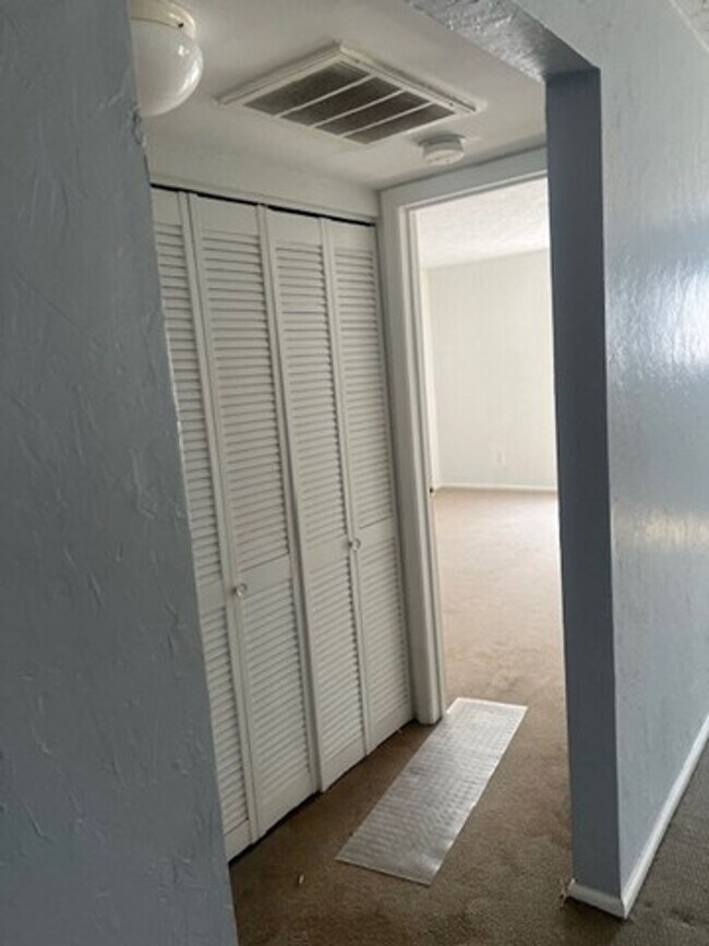 Building Photo - One Bedroom Condo For Rent