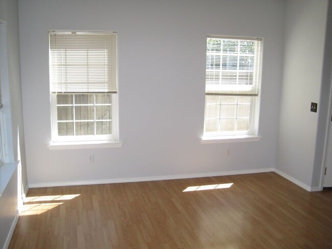 Building Photo - Beautiful Town Home for Rent