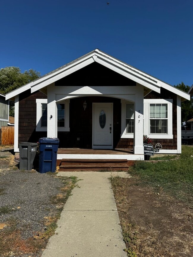 Building Photo - 707 W 11th Ave