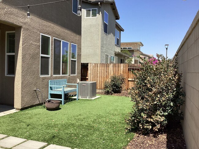 Building Photo - 2573 Daisy Dr