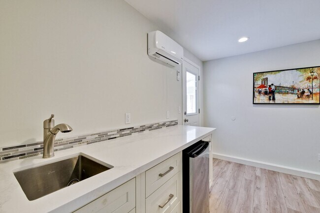 Building Photo - Amazing Studio Unit of a Triplex / Minutes from Apple