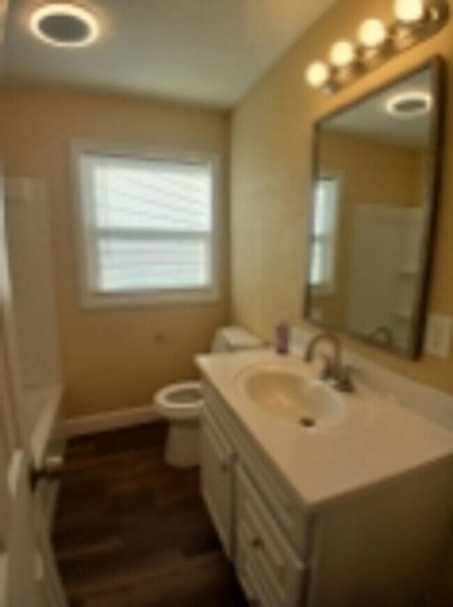 Building Photo - Newly renovated 3 bedroom