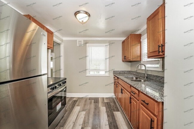 Building Photo - 5565 Beechwood Ave