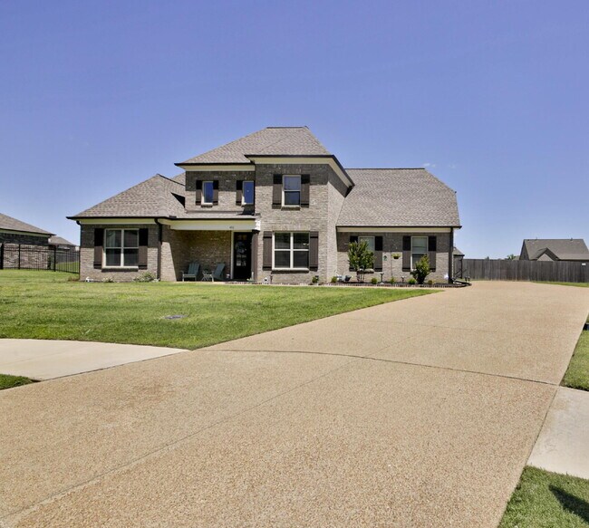Building Photo - Luxurious 5 bedroom home in Atoka has it all!