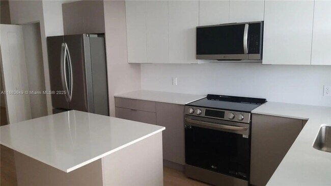Building Photo - PRIVATE TWO BEDROOM – BOUTIQUE 8-UNIT COMM...
