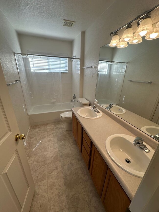 Building Photo - Beautiful Home in Windsor!