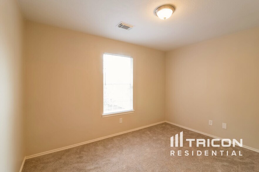 Building Photo - 3703 Bent Springs Ln