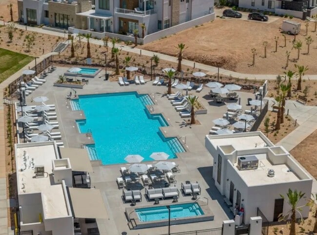 Building Photo - Beautiful Desert Color Condo!!