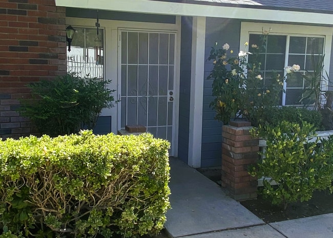 Building Photo - Newly Renovated Condo - In Beautiful Gated Community!