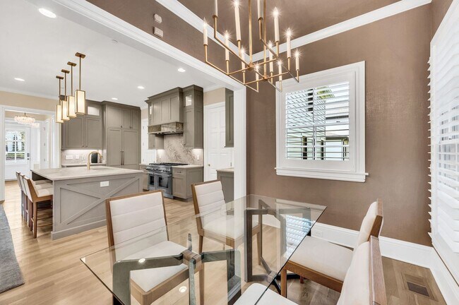 Building Photo - Franklin Gem Walking Distance to Downtown!