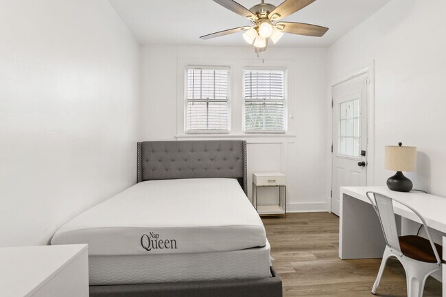 Building Photo - Fresh and elegant 5 Bedroom ONE BLOCK from...