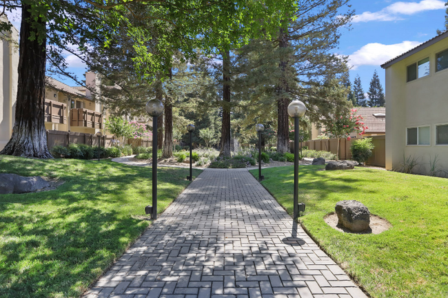 Building Photo - 3701 Colonial Dr