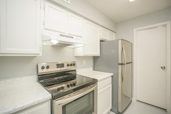 Building Photo - 7400 Bellerive Dr