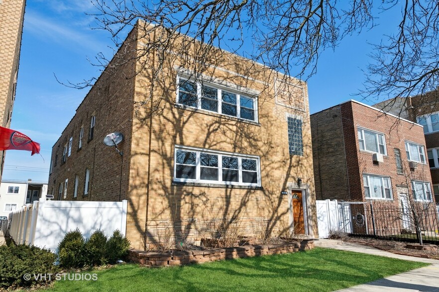 Front of building - 2642 W Farragut Ave