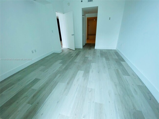 Building Photo - 950 Brickell Bay Dr