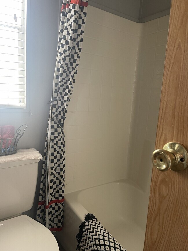 Building Photo - 580 Clarence